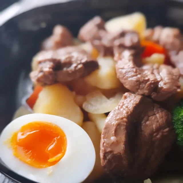 お疲れ様です 本日の夕食です。お肉ゴロゴロ肉じゃが、レバニラ炒めです。#肉じゃが #レバにら炒め #横手市 #秋田県 #東北好きな人と繋がりたい
