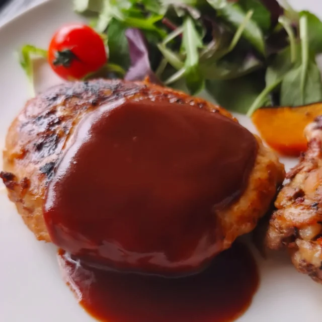 お疲れ様です 本日の夕食です。網脂ハンバーグ、グリル野菜、手羽のコンフィです。コンフィの旨味油で野菜達が美味しくなります。#ハンバーグ #網脂ハンバーグ #コンフィ #グリル野菜 #横手市 #秋田県 #東北好きな人と繋がりたい