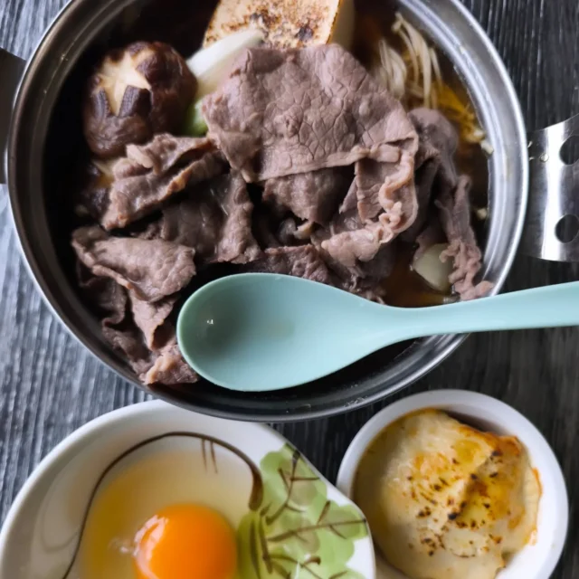 お疲れ様です 本日の夕食です。牛すき焼き、かぼちゃの豆腐グラタンです。グラタンは豆腐を裏ごしして味噌とマヨネーズで調味しホワイトソースの代わりでかけました。#牛すき焼き #豆腐グラタン #横手市 #秋田県 #東北好きな人と繋がりたい