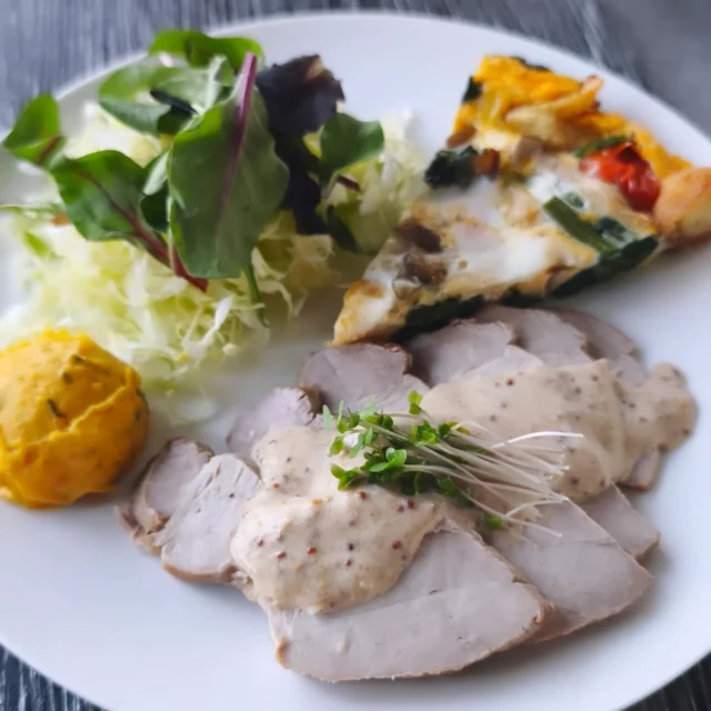 お疲れ様です 本日の夕食です。ローストポークハニーマスタードソース、ほうれん草のキッシュ、かぼちゃサラダです。ローストポークは真空調理、低温調理と新調理目白押しです。#ローストポーク #キッシュ #横手市 #秋田県 #東北好きな人と繋がりたい