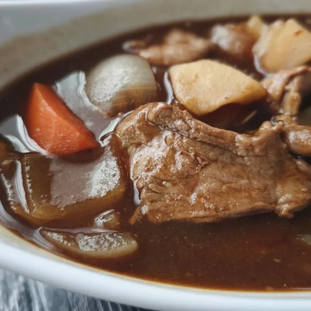 お疲れ様です 本日の夕食です。A5黒毛和牛 すじカレー、キャロットラペです。スジは圧力鍋等色々試しましたが90度程の温度でコトコト数日煮るのが今のところ最善です。#牛すじカレー #キャロットラペ #横手市 #秋田県 #東北好きな人と繋がりたい