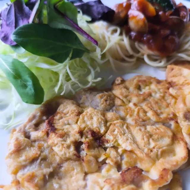 お疲れ様です 本日の夕食です。豚肩ロースピカタ、パスタボンゴレロッソです。ピカタはロースより脂ののっている肩ロースを使用し、卵、パルミジャーノレッジャーノ、小麦粉、塩コショウで調味しています。#vongolerosso #piccata #ピカタ #ボンゴレロッソ #アサリのパスタ #横手市 #秋田県 #東北好きな人と繋がりたい