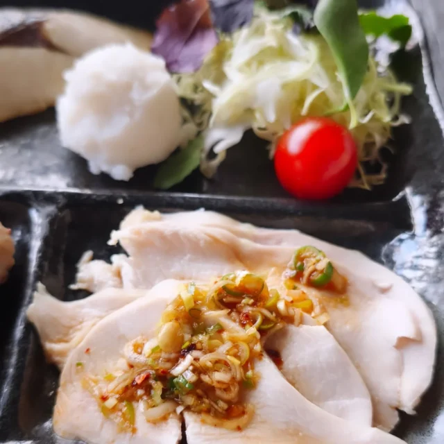 お疲れ様です 本日の夕食です。サバ塩焼き、よだれ鶏、フランクフルトとブロッコリの炒めものです。よだれ鶏はパサつきがちな鶏むね肉をブライン液に漬け込み、低温調理で中心温度75度一分以上で安全性としっとり感を確保しています。#サバ塩焼き #よだれ鶏 #ブロッコリ炒め #横手市 #秋田県 #東北好きな人と繋がりたい