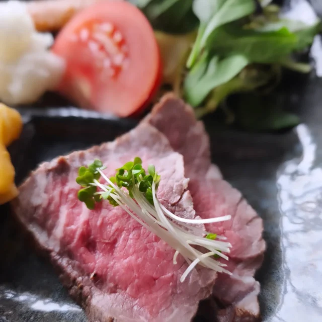 お疲れ様です 本日の夕食です。しゃけ塩焼き、自家製ベーコンのカルボナーラ、ローストビーフです。#しゃけ塩焼き #カルボナーラ #自家製ベーコン #ローストビーフ #横手市 #秋田県 #東北好きな人と繋がりたい