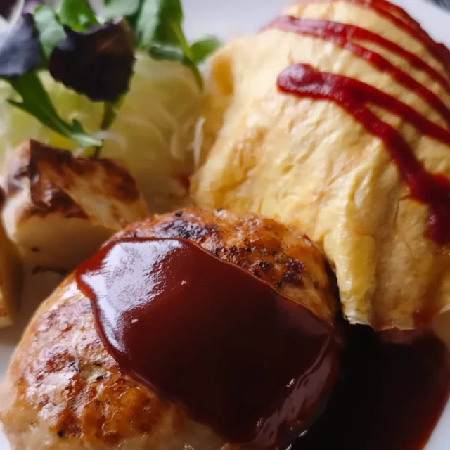 お疲れ様です 本日の夕食です。オムライス、手ごねハンバーグ、ベイクドポテトです。#オムライス #ハンバーグ #網脂ハンバーグ #横手市 #秋田県 #東北好きな人と繋がりたい