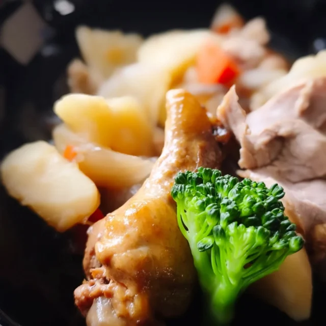お疲れ様です 本日の夕食です。肉じゃが、豆腐グラタンです。肉じゃがには手羽と叉焼をそえました。#肉じゃが #豆腐グラタン #横手市 #秋田県 #東北好きな人と繋がりたい