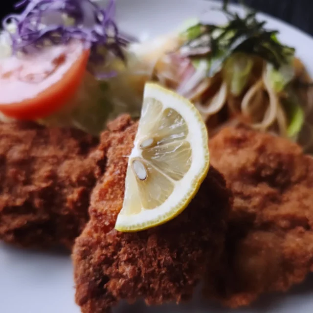 お疲れ様です 本日の夕食です。ヒレカツ、和風パスタです。ヒレは秋田産、パン粉は食パンを挽いた生パン粉です。揚げ油もラードで香ばしく仕上がっております。#ヒレカツ #和風パスタ #横手市 #秋田県 #東北好きな人と繋がりたい