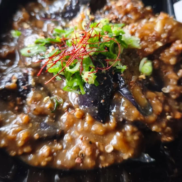 お疲れ様です 本日の夕食です。麻婆なす、素拌腐竹です。素拌腐竹は乾燥湯葉をお湯でもどして野菜と花椒油、花椒で調味しました。#麻婆なす #横手市 #秋田県 #東北好きな人と繋がりたい