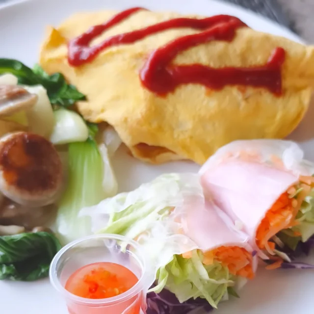 お疲れ様です 本日の夕食です。オムライス、生春巻き、フランクフルトと野菜炒めです。#横手市 #秋田県 #東北好きな人と繋がりたい