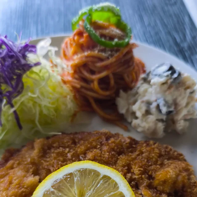 お疲れ様です 本日の夕食です。豚ロースとんかつ、ナポリタン、ポテトサラダです。ナポリタンの隠し味として八丁味噌を少し入れています。オリーブとマスタードシードで ちょっと大人のポテサラにしてみました。#とんかつ #ナボリタン #ボテトサラダ #横手市 #秋田県 #東北好きな人と繋がりたい