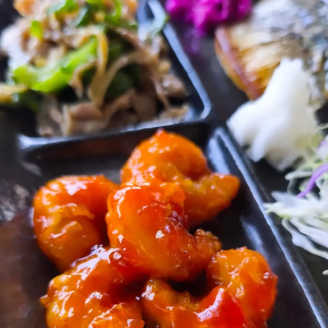 お疲れ様です 本日の夕食です。サバ塩焼き、青椒肉絲、エビチリです。#サバ塩焼き #青椒肉絲 #エビチリ #横手市 #秋田県 #東北好きな人と繋がりたい