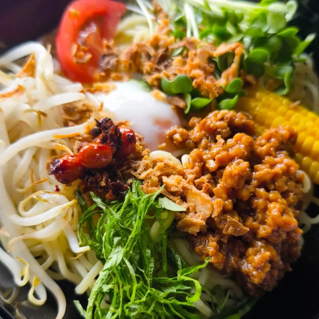 お疲れ様です 本日の夕食です。冷やし豆乳担々麺、おこわおにぎり、麻婆豆腐です。暑くなってきましたので皆様ご自愛ください。#坦々麺 #おこわ #おにぎり #横手市 #秋田県 #東北好きな人と繋がりたい