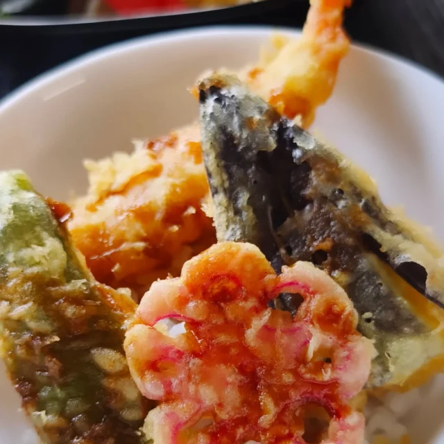 お疲れ様です 本日の夕食です。具だくさん冷やし中華、ミニ天丼です。毎日暑いですが体調には十分気をつけてお過ごしください。#冷やし中華 #天丼 #横手市 #秋田県 #東北好きな人と繋がりたい