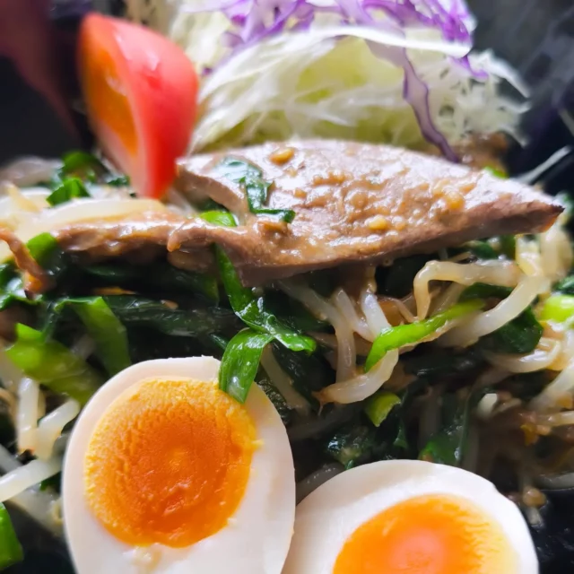 お疲れ様です 本日の夕食です。レバニラ炒め、春雨サラダです。春雨サラダは冷やし中華風にしてみました。横手高校野球部の皆様 最後まで諦めずに戦う姿がとても立派でした。#レバニラ炒め #春雨サラダ #横手高校野球部 #横手市 #秋田県 #東北好きな人と繋がりたい