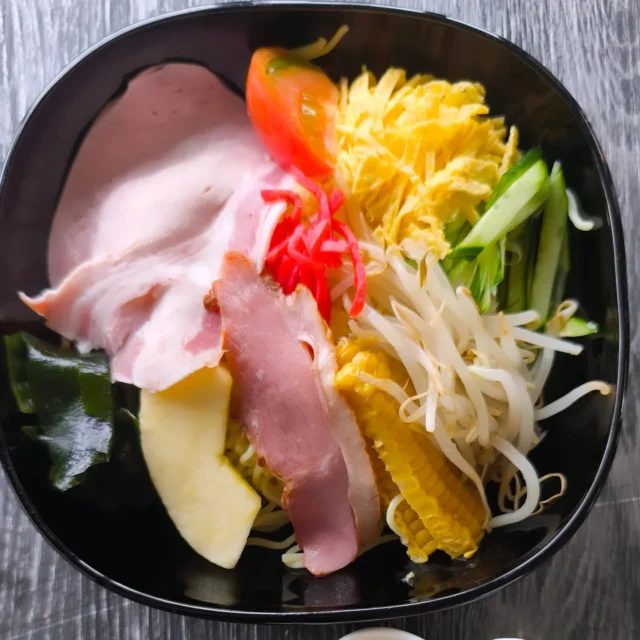 お疲れ様です 本日の夕食です。胡麻だれ冷やし中華、鳥モツ煮です。冷やし中華には自家製ロースハム、スモーク鴨、ワカメ、もやし、コーン、きゅうり、錦糸卵、トマト、リンゴ、紅生姜をのせました。#冷やし中華 #ゴマダレ冷やし中華 #自家製ハム #もつ煮 #横手市 #秋田県 #東北好きな人と繋がりたい