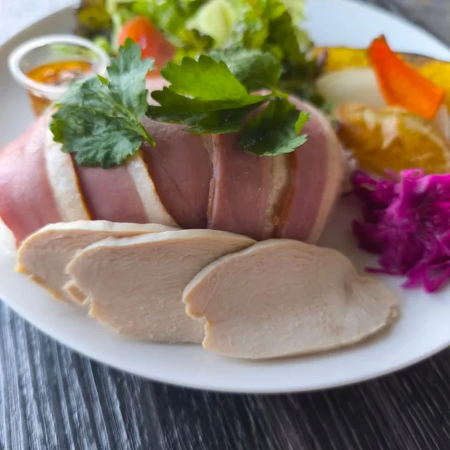 お疲れ様です 本日の夕食です。合鴨と鶏むね肉のカオマンガイ、グリル野菜です。パクチーを添えましたが苦手な方は取り除いてお召し上がりください。とても暑いのでタイ飯があいますね。#カオマンガイ #グリル野菜 #横手市 #秋田県 #東北好きな人と繋がりたい