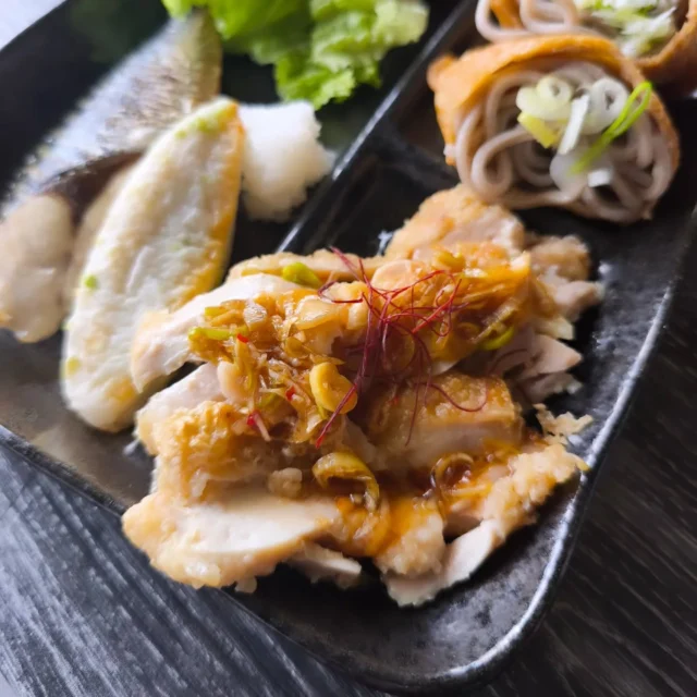 お疲れ様です 本日の夕食です。サバ塩焼き、油淋鶏、そば稲荷です。待望の恵みの雨がやっと降ってくれました まだまだ暑いですが皆様ご自愛ください。#サバ塩焼き #油淋鶏 #いなり寿司 #横手市 #秋田県 #東北好きな人と繋がりたい
