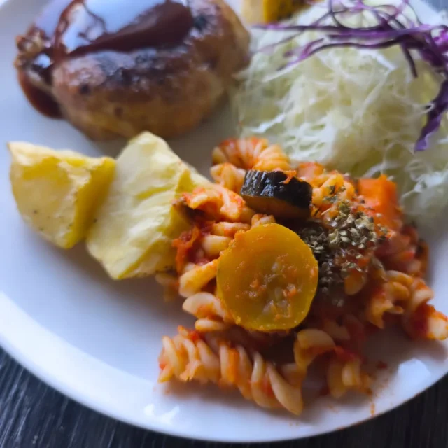 お疲れ様です 本日の夕食です。手ごねハンバーグ、ラタトゥイユパスタです。ラタトゥイユにはトマト、ズッキーニ、玉ねぎ、ナス、ピーマンが入っています。#ハンバーグ #ラタトゥイユ #横手市 #秋田県 #東北好きな人と繋がりたい