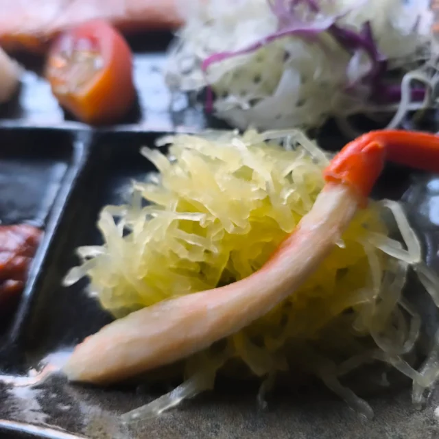 お疲れ様です 本日の夕食です。シャケ塩焼き、大根もち、金糸瓜とカニのすのものです。大根餅は在来米粉というインディカ米の米粉を使うとカリフワに仕上がります。#しゃけ塩焼き #大根もち #金糸瓜 #錦糸瓜 #酢の物 #横手市 #秋田県 #東北好きな人と繋がりたい