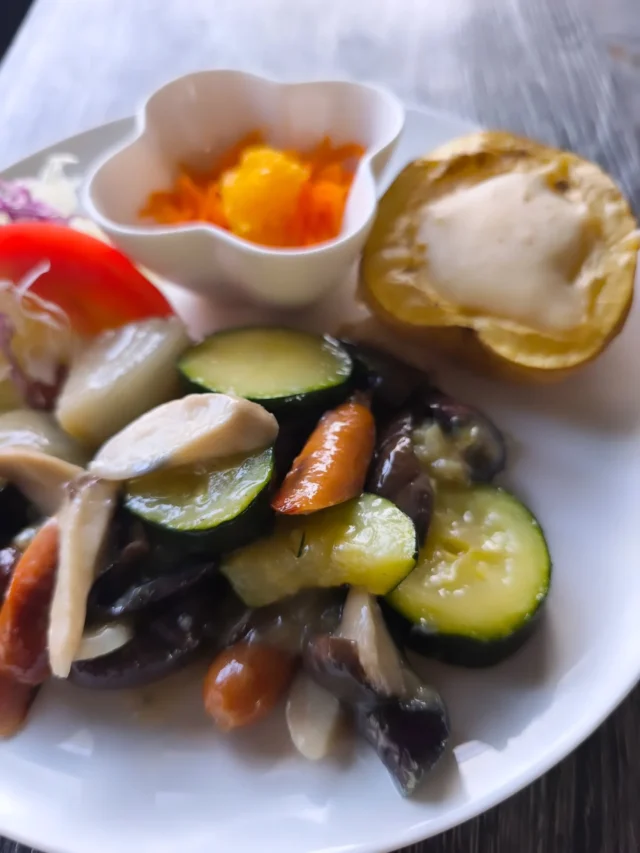 お疲れ様です　本日の夕食です。夏野菜とウインナー
炒め、ベシャメルソースポテト、キャロットラペです。ラペにはオレンジを加えて夏らしくしました。#夏野菜 #ベシャメルソース #キャロットラペ #横手市 #秋田県 #東北好きな人と繋がりたい