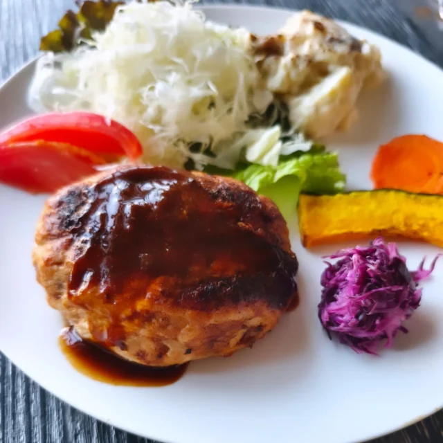 お疲れ様です　本日の夕食です。手ごねハンバーグ、カリフラワーとエリンギのクリーム焼きです。ハンバーグは芯温度を計り安全性を保っています。#ハンバーグ #カリフラワー #横手市 #秋田県 #東北好きな人と繋がりたい