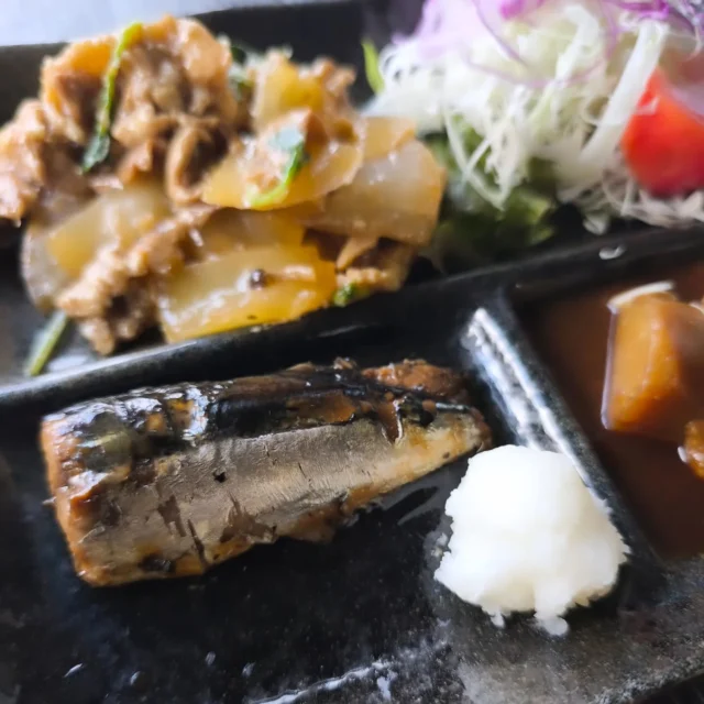 お疲れ様です　本日の夕食です。豚生姜焼き、さんま甘露煮、鶏もつ煮です。鶏もつは八丁味噌でどて煮風にしてみました。#生姜焼き　#さんま #甘露煮 #どて煮 #横手市 #秋田県 #東北好きな人と繋がりたい