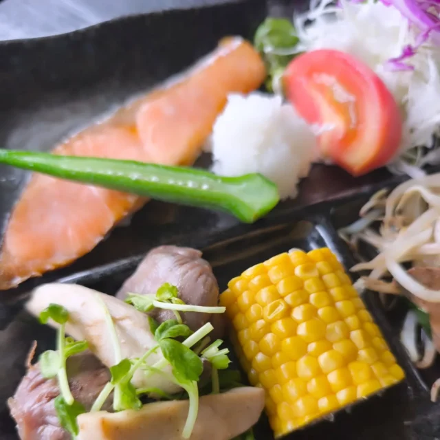 お疲れ様です　本日の夕食です。シャケ塩焼き、砂肝コンフィとエリンギの炒め物、レバニラ炒めです。コンフィはオリーブオイルとハーブでオイル煮していますが砂肝レシピでは1番美味しいと思います。#しゃけ塩焼き #コンフィ #レバニラ炒め #横手市 #秋田県 #東北好きな人と繋がりたい
