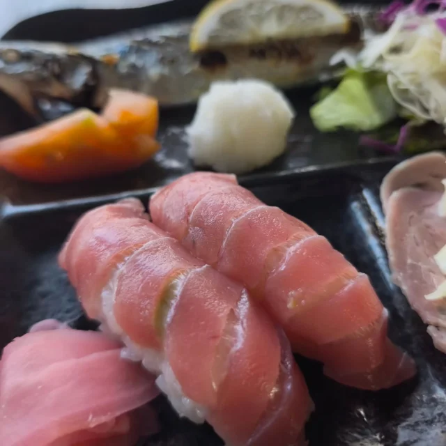 お疲れ様です　本日の夕食です。新サンマ塩焼き、マグロ握り、自家製ロースハム、無限キャベツです。#新秋刀魚の塩焼き #自家製ハム #横手市 #秋田県 #東北好きな人と繋がりたい