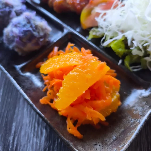 お疲れ様です 本日の夕食です。ヤンニョムチキン、キャロットラペ、紫キャベツのシュウマイです。キャロットラペにはオレンジを添えてみました。シュウマイは紫キャベツの色が少し飛んで季節外れのあじさいみたいになってしまいました。#ヤンニョムチキン #キャロットラペ #紫キャベツ #シュウマイ #横手市 #秋田県 #東北好きな人と繋がりたい