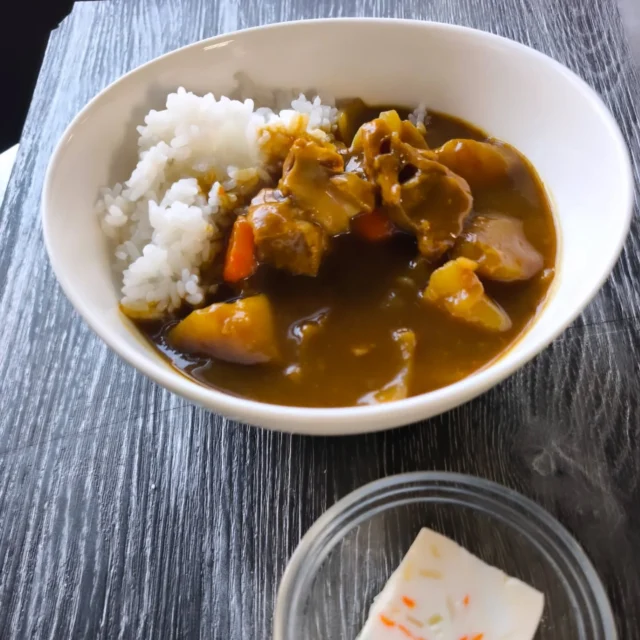 お疲れ様です 本日の夕食です。ポークカレー、サラダ寒天です。ポークカレーは豚軟骨(沖縄でいうソーキ)を軟骨がトロトロになるまで煮込んでいます もう豚バラブロックには戻れません。サラダ寒天とはゆで卵、人参、玉ねぎ、きゅうりのマヨネーズサラダを固めたもので多分この辺しかないですが結構美味しいです。#ポークカレー #サラダ寒天って秋田だけ #横手市 #秋田県 #東北好きな人と繋がりたい