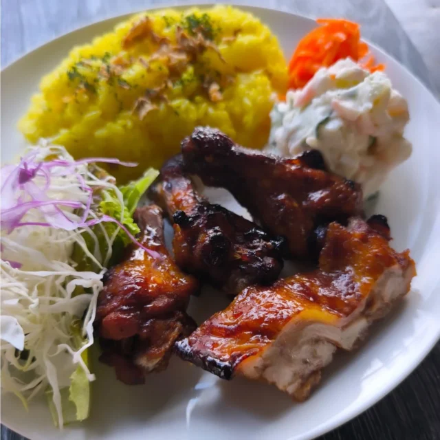 お疲れ様です 本日の夕食です。ジャークチキン、ポテトサラダ、サフランライスです。ジャークチキンにはクミン等スパイスとレモン果汁を加えてさっぱりと焼きました。サフランライスの黄色が食欲をそそります。#ジャークチキン #ボテトサラダ #サフランライス #横手市 #秋田県 #東北好きな人と繋がりたい