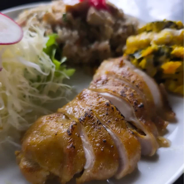 お疲れ様です 本日の夕食です。タンドリーチキン、マー油炒飯、かぼちゃサラダです。#横手市 #秋田県 #東北好きな人と繋がりたい