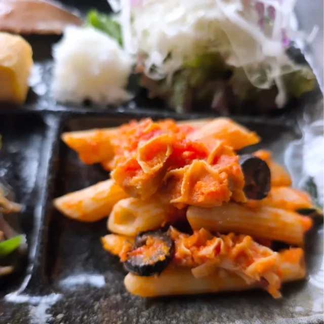 お疲れ様です 本日の夕食です。鰆幽庵焼き、レバニラ炒め、トリッパパスタです。トリッパは飲茶にしても美味しいですね お気に入りの食材です。#鰆 #レバニラ炒め #トリッパ #横手市 #秋田県 #東北好きな人と繋がりたい