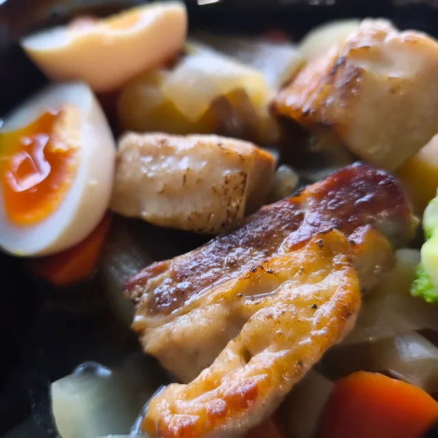 お疲れ様です 本日の夕食です。角煮肉じゃが、茶碗蒸しです。朝晩冷えてきたので温かい茶碗蒸しをご用意しました。#豚角煮 #肉じゃが #茶碗蒸し #横手市 #秋田県 #東北好きな人と繋がりたい