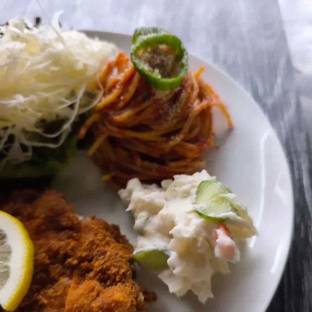 お疲れ様です 本日の夕食です。豚ロースとんかつ、ポテトサラダ、ナポリタンです。パン粉は食パンをミキサーにかけるところから始めています 生パン粉ですね。#とんかつ #ボテトサラダ #ナポリタン #横手市 #秋田県 #東北好きな人と繋がりたい