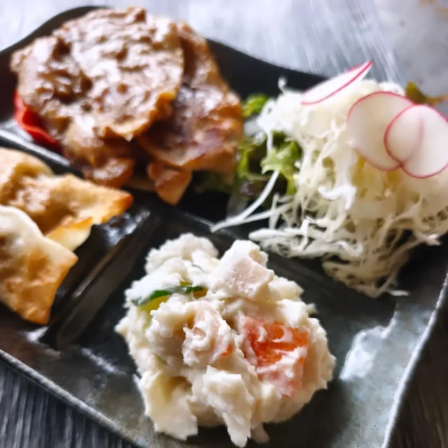 お疲れ様です 本日の夕食です。豚ロース生姜焼き、棒ぎょうざ、いぶりがっこポテトサラダです。#豚ロース生姜焼き #棒餃子 #いぶりがっこ #いぶりがっこぽてさら #横手市 #秋田県 #東北好きな人と繋がりたい