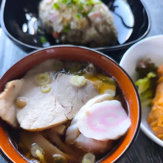 お疲れ様です 本日の夕食です。マー油炒飯、手羽唐揚げ、しょうゆラーメンです。マー油はラードににんにくを入れて熱しハンドミキサーで回すと簡単に出来ます。#マー油チャーハン #手羽唐揚げ #しょうゆラーメン #横手市 #秋田県 #東北好きな人と繋がりたい