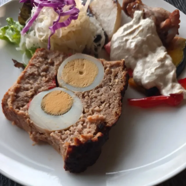 お疲れ様です 本日の夕食です。ミートローフ、バーニャカウダです。バーニャカウダはかぶ、手羽、人参、かぼちゃ、パプリカ、なすを使っています #ミートローフ #バーニャカウダ #横手市 #秋田県 #東北好きな人と繋がりたい