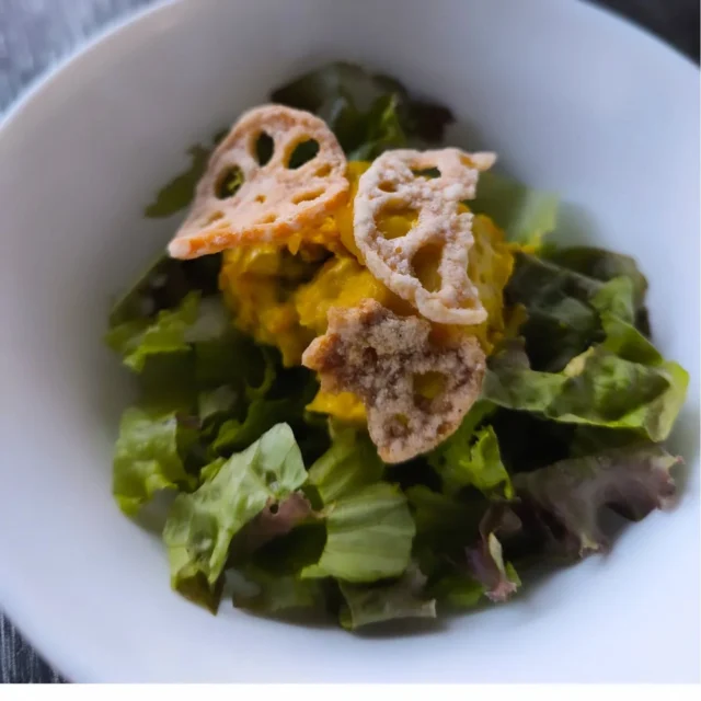 お疲れ様です 本日の夕食です。ポークカレー、かぼちゃサラダです カレーのお肉は沖縄でソーキ、この辺ではパイカと呼ばれる豚バラ下軟骨を圧力鍋でもどしました。豚足スープも加えたのですが軟骨のとろっとした旨さは正肉では出せないですね。#ポークカレー #かぼちゃサラダ #ソーキ #横手市 #秋田県 #東北好きな人と繋がりたい