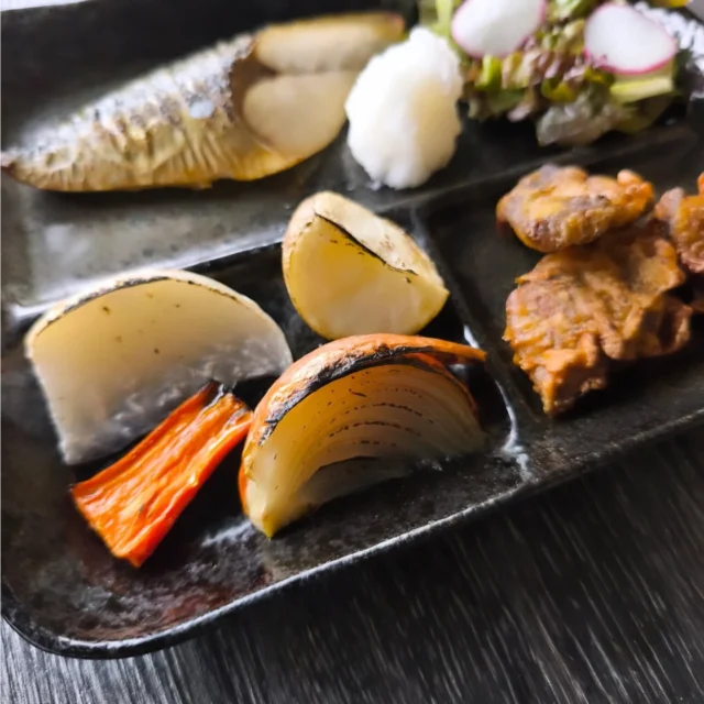 お疲れ様です 本日の夕食です。サバ塩焼き、豚レバー竜田揚げ、グリル野菜です 玉ねぎ、カブ、じゃがいも、人参を焼きました。#サバ塩焼き #竜田揚げ #グリル野菜 #横手市 #秋田県 #東北好きな人と繋がりたい