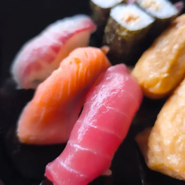 お疲れ様です 本日の夕食です。握り寿司、天ぷらうどんです。握りはマグロ、サーモン、秋田県産の鯛、納豆巻、いなりをご用意致しました。#寿司 #天ぷらうどん #横手市 #秋田県 #東北好きな人と繋がりたい