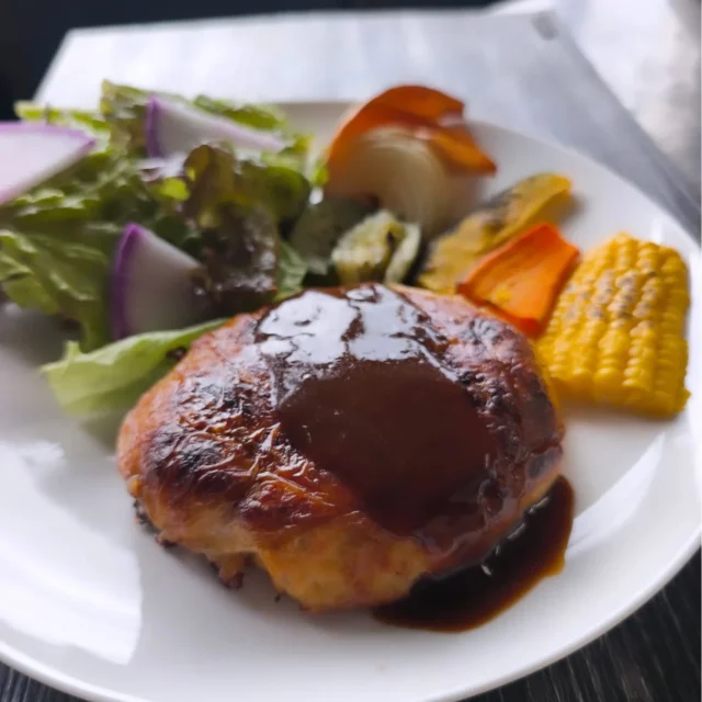 お疲れ様です 本日の夕食です いつも見ていただき感謝です。網脂ハンバーグ、グリル野菜です。野菜はかぼちゃ、人参、コーン、玉ねぎ、ズッキーニです。#網脂ハンバーグ #グリル野菜 #横手市 #秋田県 #東北好きな人と繋がりたい