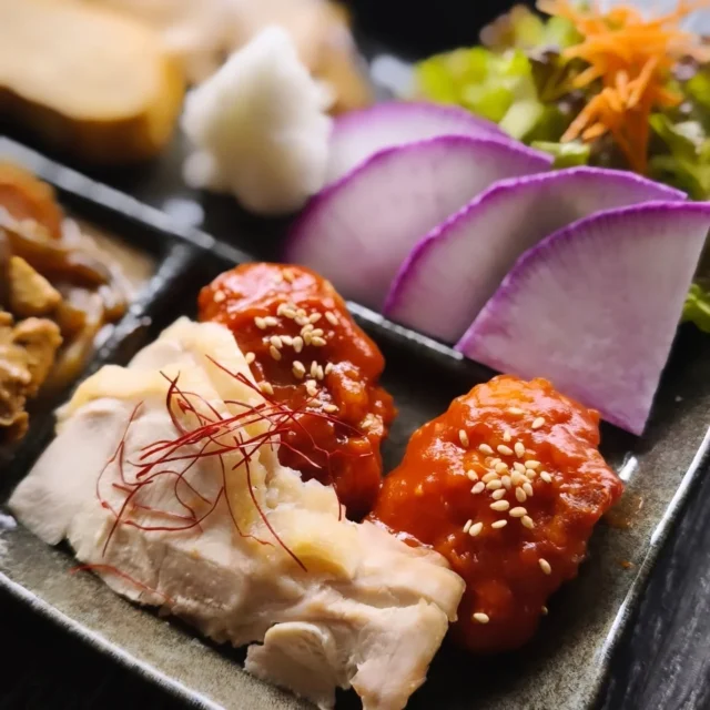 お疲れ様です  本日の夕食です。サワラ幽庵焼き、もつ煮、ヤンニョムチキンです。#サワラ #西京焼き #もつ煮 #ヤンニョムチキン #横手市 #秋田県 #東北好きな人と繋がりたい