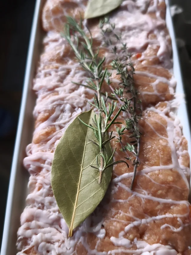 お疲れ様です 本日の夕食です いつも見ていただき感謝です。ミートローフ、鶏と野菜のクリーム煮です。皆様 Merry Christmasで良いクリスマスをお過ごし下さい。#ミートローフ #鶏クリーム煮 #横手市 #秋田県 #東北好きな人と繋がりたい