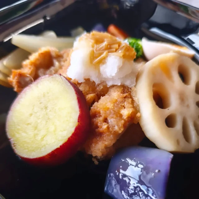 お疲れ様です 本日の夕食です いつも見ていただきありがとうございます。大戸屋さんのチキンかあさん煮をまねしてみました。豚汁をおつけしています。#チキン母さん煮定食
#豚汁 #横手市 #秋田県 #東北好きな人と繋がりたい