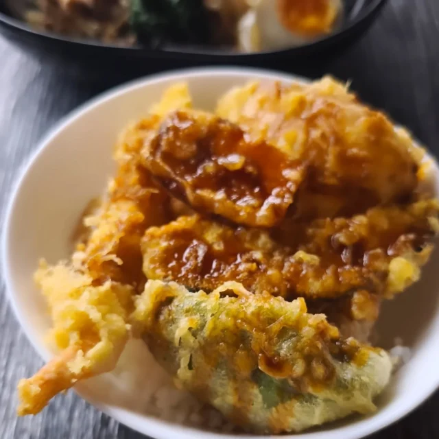 お疲れ様です 本日の夕食です いつも見ていただき感謝です。肉豆腐、ミニ天丼です。寒くなってきたので多少のカロリーは必要かと思います。#肉豆腐 #天丼 #横手市 #秋田県 #東北好きな人と繋がりたい