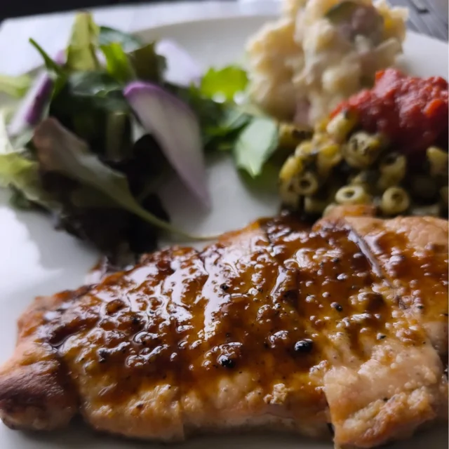 お疲れ様です いつも見ていただき感謝です 本日の夕食です。ポークソテー、ポテトサラダ、ジェノベーゼパスタトマトソースです。ポークソテーのソースはお肉を焼いた後バター、砂糖、にんにく、醤油で作ります。#ポークソテー #ボテトサラダ #パスタトマトソース #横手市 #秋田県 #東北好きな人と繋がりたい