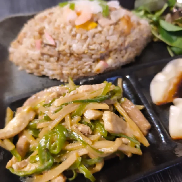 お疲れ様です 本日の夕食です いつも見ていただき感謝です。えび炒飯、青椒肉絲、ぎょうざです。えび炒飯ですが自家製チャーシューも入っています。#えび炒飯 #青椒肉絲 #ぎょうざ #横手市 #秋田県 #東北好きな人と繋がりたい