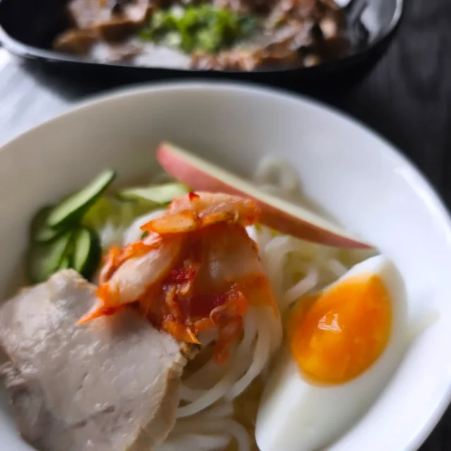 お疲れ様です 本日の夕食です いつも見ていただき感謝です。四川風麻婆豆腐、盛岡冷麺です。麻婆豆腐に、四川花椒、藤椒油をかけているので本場の味に近くなります。#麻婆豆腐 #盛岡冷麺 #横手市 #秋田県 #東北好きな人と繋がりたい