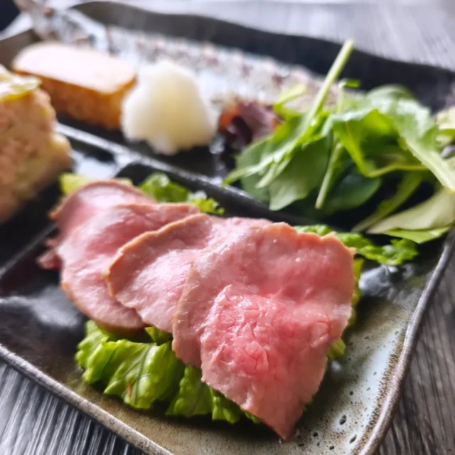 お疲れ様です 本日の夕食です いつも見ていただきありがとうございます。さんま塩焼き、ローストビーフ、キャベツのミルフィーユです キャベツの層の間にひき肉をはさみ煮てあります。#さんまの塩焼き #ローストビーフ #キャベツミルフィーユ #横手市 #秋田県 #東北好きな人と繋がりたい